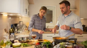 Waarom samen koken bij koppels zo vaak in ruzie eindigt: dit is wat er in de keuken echt misgaat